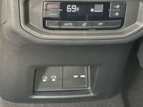 Used 2024 Volkswagen Atlas SE image 23