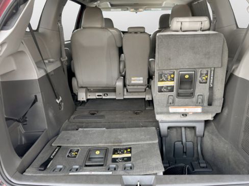 Used 2016 Toyota Sienna XLE image 9