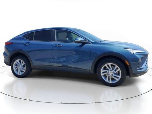 Used 2025 Buick Envista Preferred w/ Advanced Safety Package FWD image 2