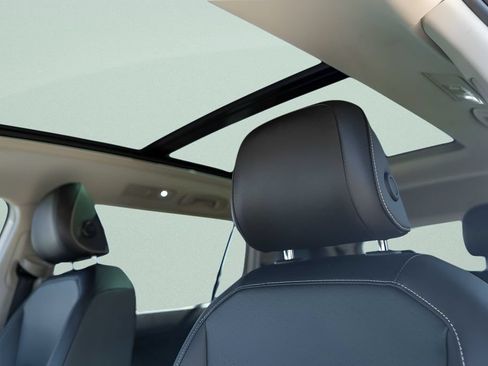 Used 2022 Volkswagen Tiguan SE w/ Panoramic Sunroof Package FWD image 16