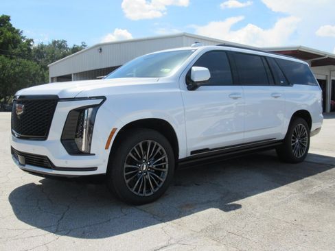 Used 2026 Cadillac Escalade ESV Platinum Sport w/ LPO, Floor Liner Package AWD/4WD image 4