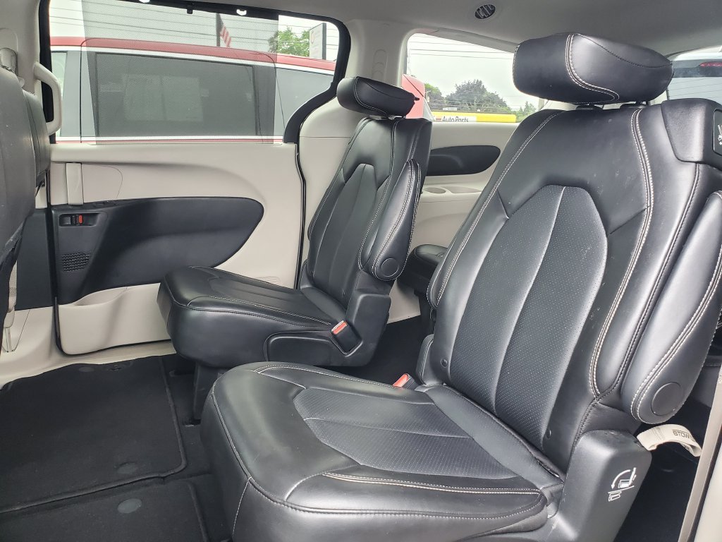 Used 2024 Chrysler Pacifica Touring-L FWD image 28