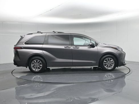 Used 2021 Toyota Sienna XLE FWD image 31