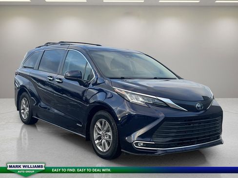 Used 2021 Toyota Sienna XLE image 1