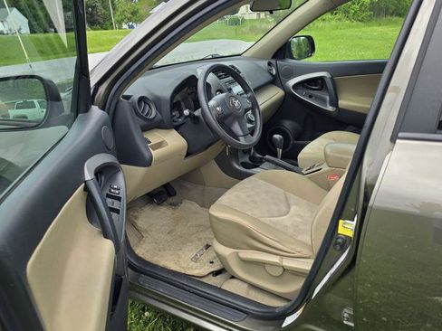 Used 2012 Toyota RAV4 4WD w/ Value Pkg image 3