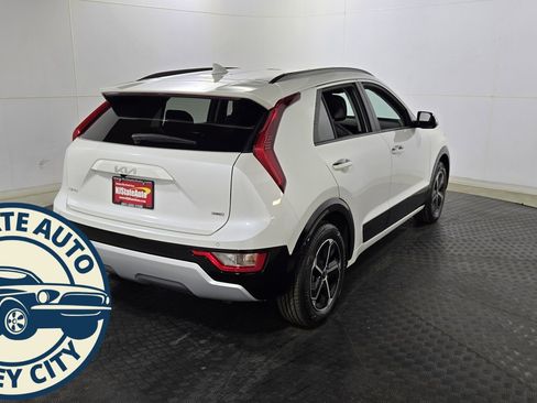 Used 2023 Kia Niro SX image 7