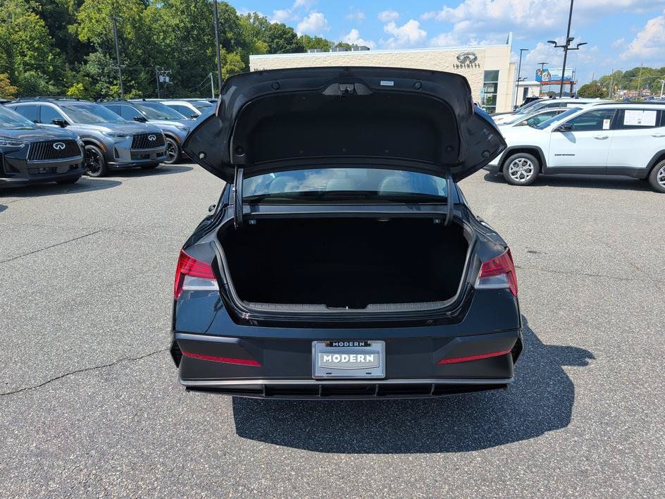 Used 2025 Hyundai Elantra Limited FWD image 15