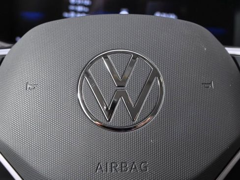 Used 2025 Volkswagen Taos SE AWD/4WD image 35