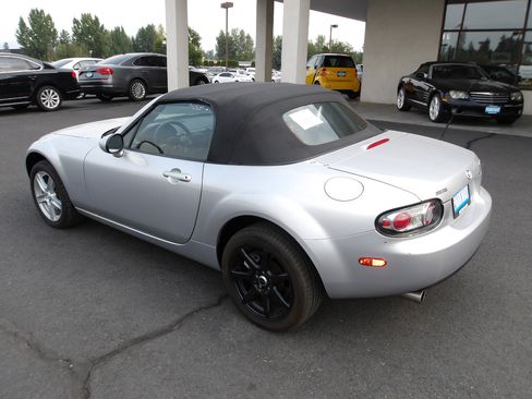 Used 2006 MAZDA MX-5 Miata Touring image 3