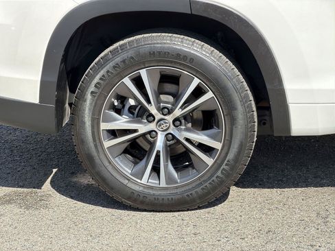 Used 2017 Toyota Highlander LE FWD image 30
