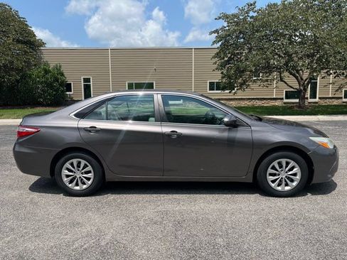 Used 2017 Toyota Camry LE FWD image 2