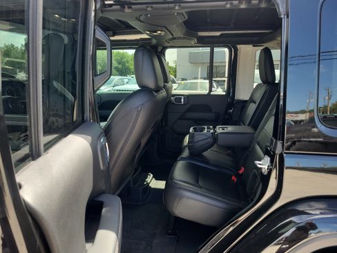 Used 2022 Jeep Wrangler Unlimited Sahara AWD/4WD image 10