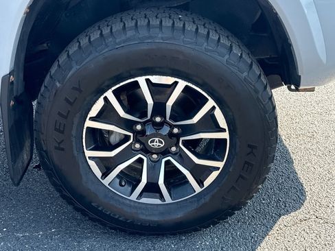 Used 2021 Toyota Tacoma TRD Sport AWD/4WD image 9