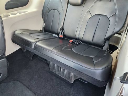 Used 2024 Chrysler Pacifica Touring-L FWD image 31