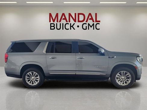 Used 2023 GMC Yukon XL SLT w/ SLT Luxury Package image 5