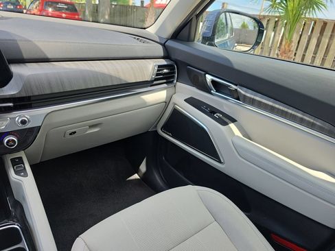 Used 2024 Kia Telluride SX w/ Towing Package FWD image 11