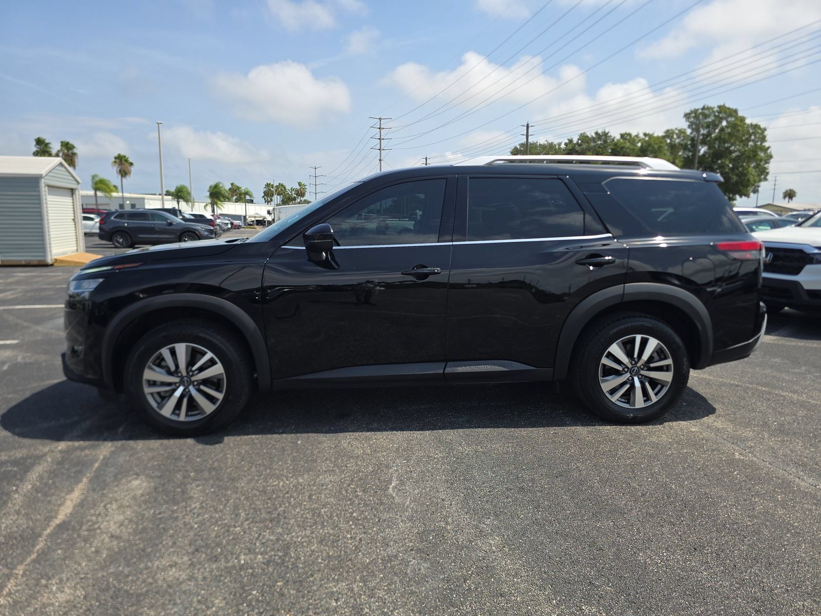 Used 2023 Nissan Pathfinder SL w/ Lighting Package (N92) FWD image 6