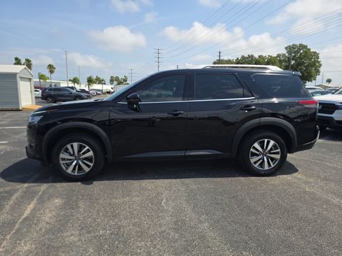 Used 2023 Nissan Pathfinder SL w/ Lighting Package (N92) FWD image 6
