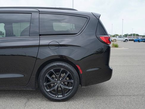 Used 2025 Chrysler Pacifica Limited FWD image 12