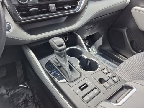 Used 2023 Toyota Highlander L image 11