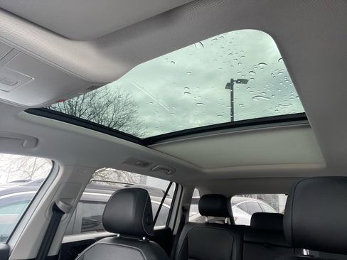 Used 2022 Volkswagen Tiguan SE w/ Panoramic Sunroof Package image 28