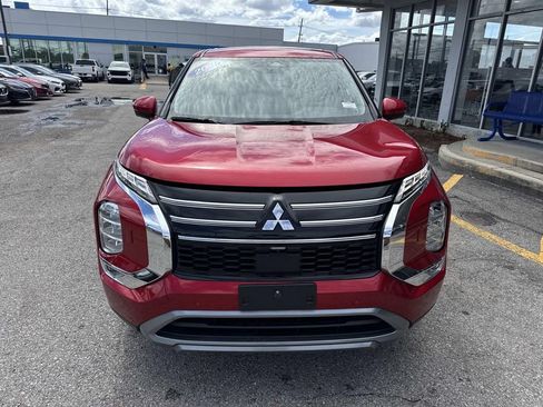 Used 2025 Mitsubishi Outlander AWD image 2