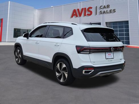 Used 2025 Volkswagen Taos SE AWD/4WD image 3