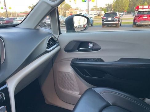 Used 2023 Chrysler Pacifica Touring-L image 31