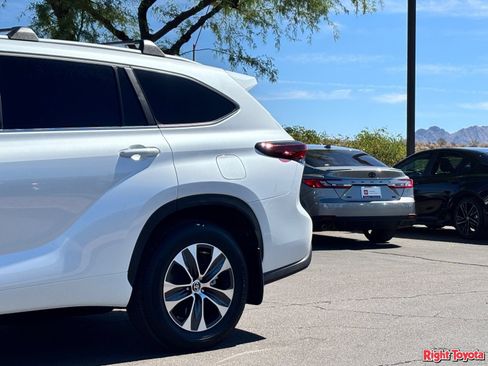 Certified 2025 Toyota Highlander XLE FWD image 11