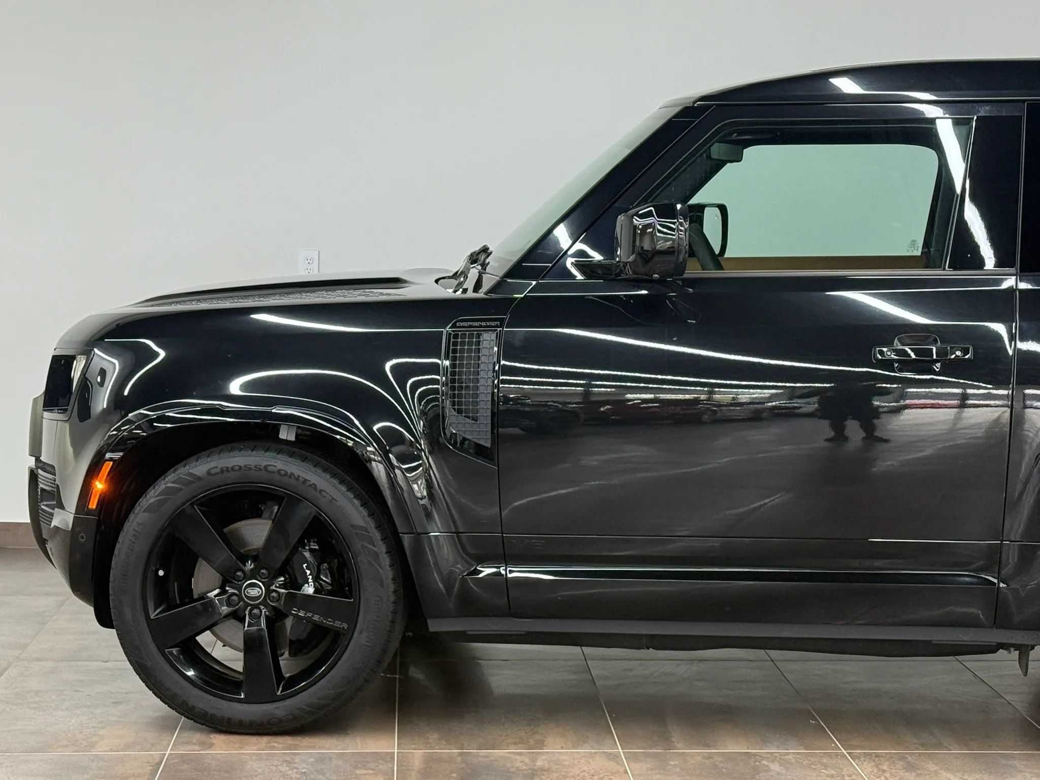 Used 2024 Land Rover Defender 90 V8 AWD/4WD image 4