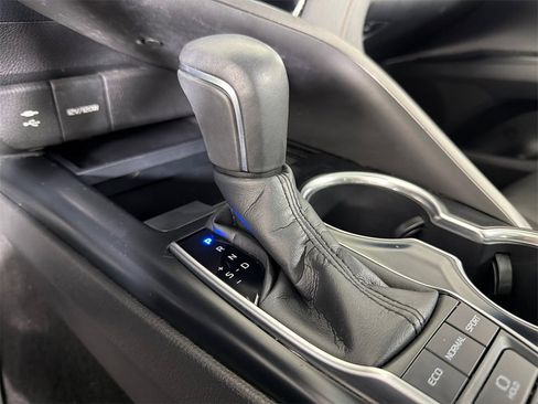 Used 2018 Toyota Camry XLE image 32