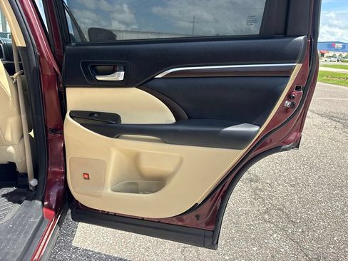 Used 2015 Toyota Highlander Limited Platinum FWD image 16