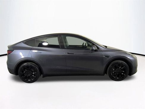 Used 2023 Tesla Model Y AWD image 4