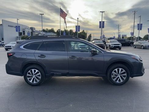 Used 2025 Subaru Outback Premium AWD/4WD image 4