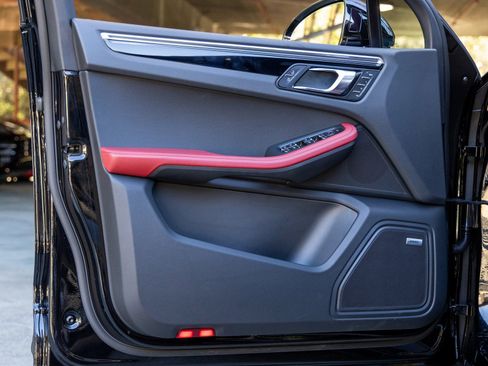 Certified 2025 Porsche Macan S image 23