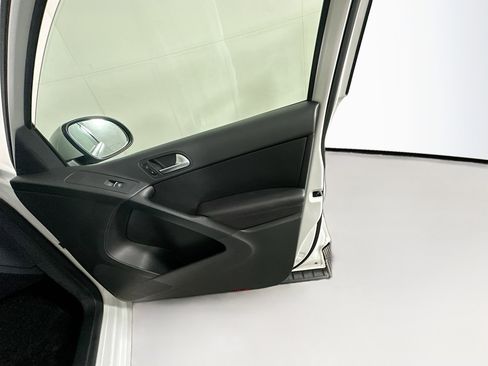 Used 2016 Volkswagen Tiguan SE image 31