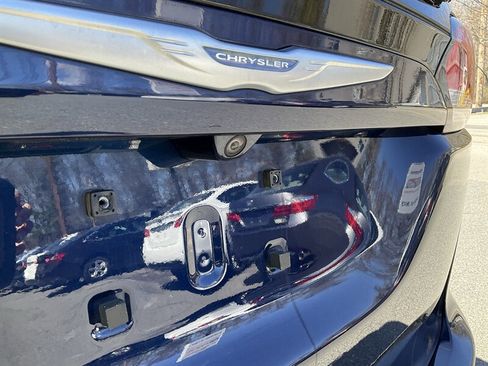 Used 2017 Chrysler Pacifica Touring-L Plus FWD image 11