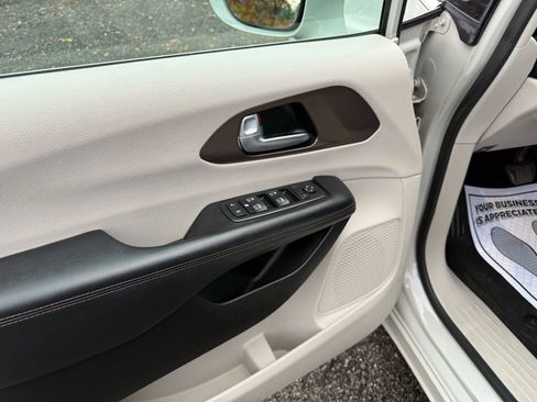 Used 2017 Chrysler Pacifica Touring-L Plus image 35