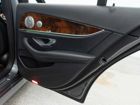 Used 2018 Mercedes-Benz E 300 4MATIC image 35