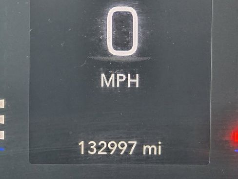 Used 2019 Chrysler Pacifica Touring-L image 37