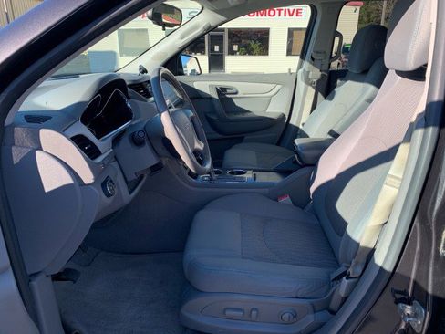 Used 2017 Chevrolet Traverse LT image 7