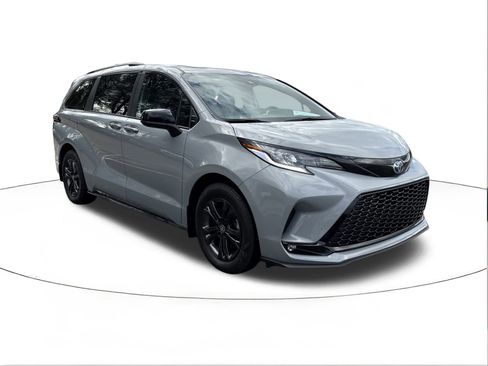 Used 2025 Toyota Sienna XSE image 1