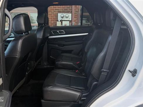 Used 2017 Ford Explorer XLT w/ Equipment Group 202A AWD/4WD image 21