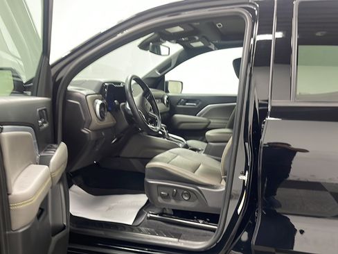 Used 2025 Chevrolet Colorado ZR2 w/ Technology Package AWD/4WD image 2