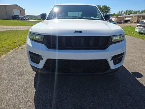 Used 2024 Jeep Grand Cherokee Altitude AWD/4WD image 2