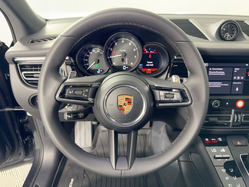 Certified 2026 Porsche Macan AWD/4WD image 18