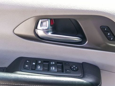 Used 2022 Chrysler Pacifica Touring-L FWD image 14