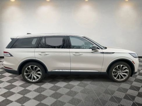 Used 2025 Lincoln Aviator Reserve w/ Illumination Package image 2