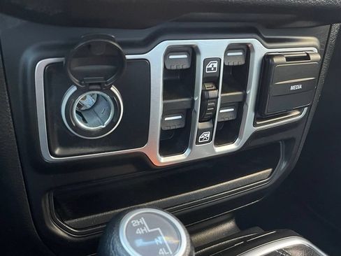 Used 2025 Jeep Gladiator Sport AWD/4WD image 18