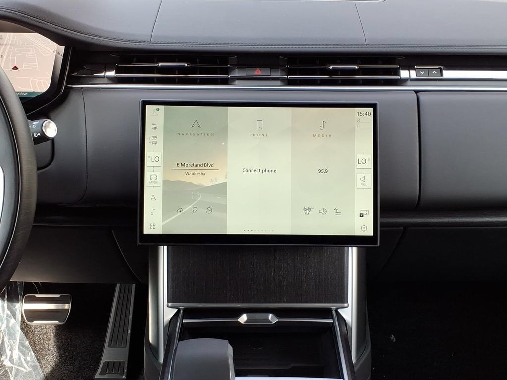 New 2026 Land Rover Range Rover Long Wheelbase SE AWD/4WD image 17